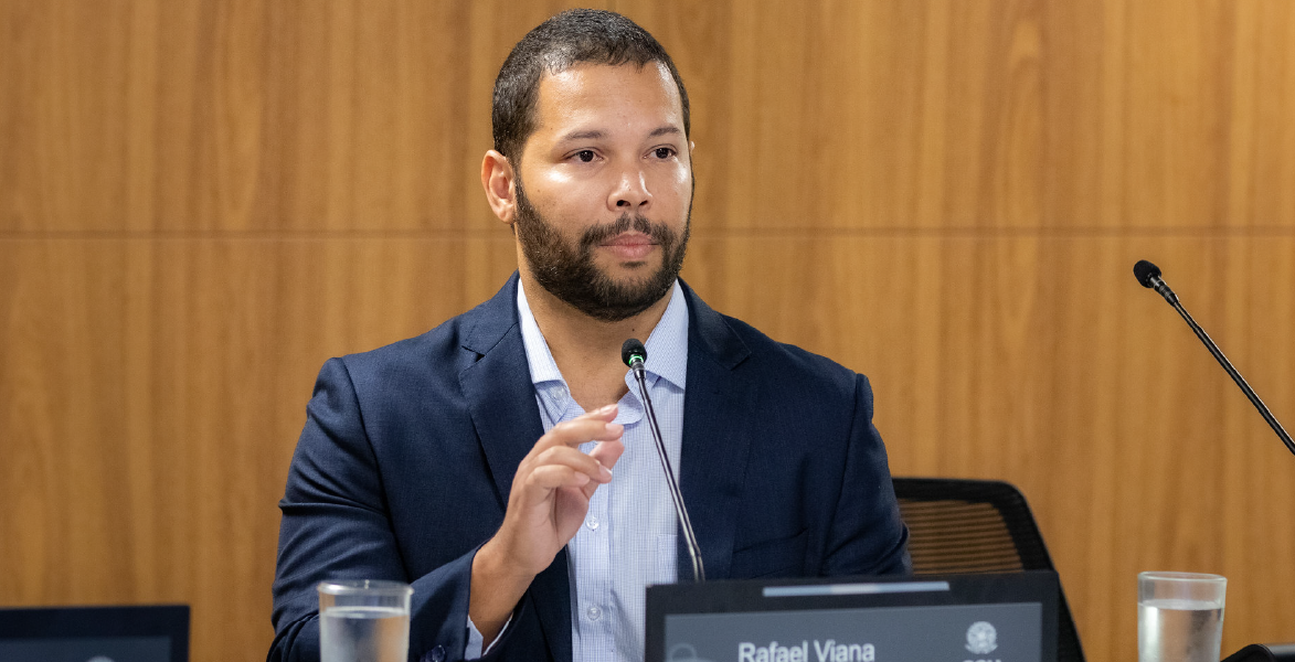 O coordenador-geral de pesquisa da Diretoria de Altos Estudos, Rafael Viana, fala na abertura do Projeto Conexões Acadêmicas